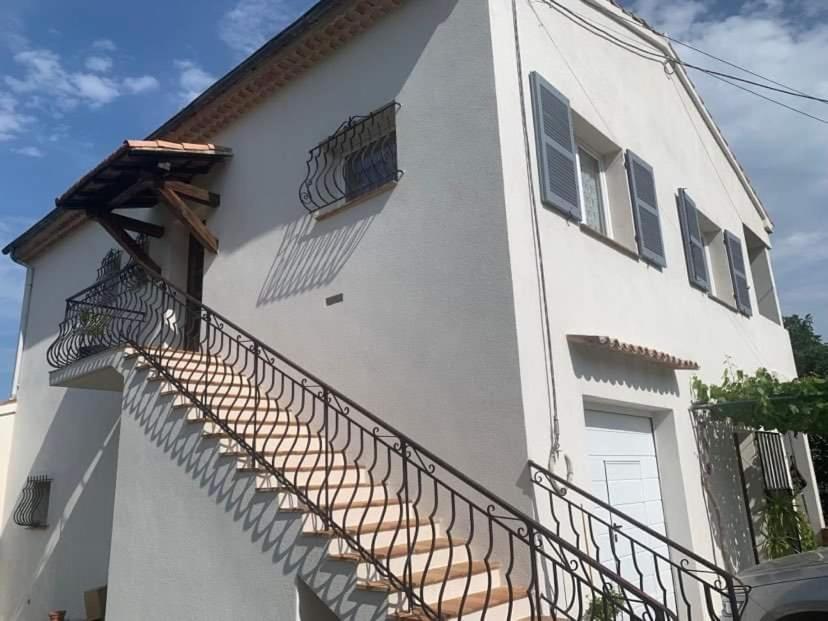 Independant Dans Villa, Entre Et St Raphael *